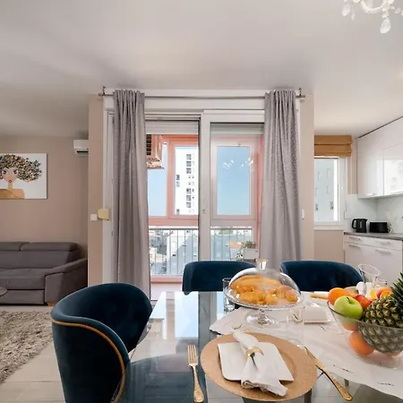 The Velvet Skyline Апартаменты